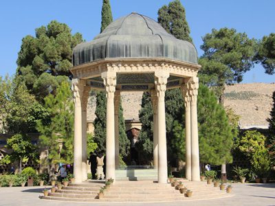 مرمتها جانی دوباره به آرامگاه حافظ بخشید