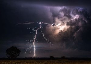 طوفان در راه تهران