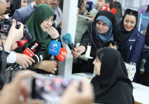 بازدید سخنگوی دولت از یک کارگاه تولیدی پوشاک در منطقه آزاد انزلی