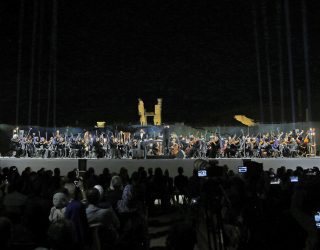 روی خوش هنر به تخت جمشید