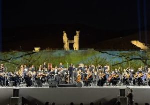 نغمههای ارمنی در تختجمشید طنینانداز شد